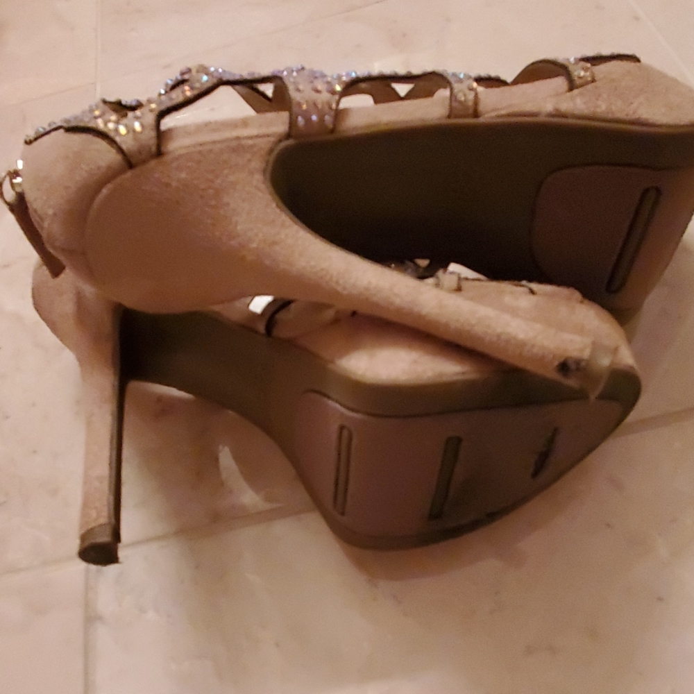 Heels - Picture 3 of 4
